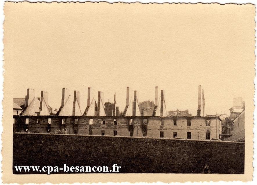 BESANÇON - Caserne Condé après bombardement.