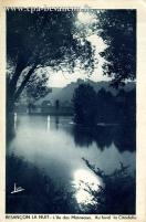 Carte postale ancienne - BESANÇON LA NUIT - L'Ile des Moineaux. Au fond la Citad...