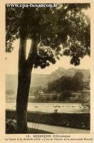 Carte postale ancienne Besançon - I.P.M. - 19. BESANÇON Pittoresque - Le Doubs et la Citadelle (XVIIe s.) vus de l'Entrée de la promenade Micaud