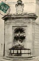 Carte postale ancienne - BESANÇON - Fontaine des Dames (Rue Charles-Nodier)