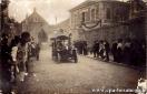 Carte postale ancienne - BESANÇON - Rue Charles Nodier - Défilé des voitures fle...
