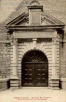 Carte postale ancienne - BESANÇON - Palais de Justice - Entrée de la Cour d'Assi...