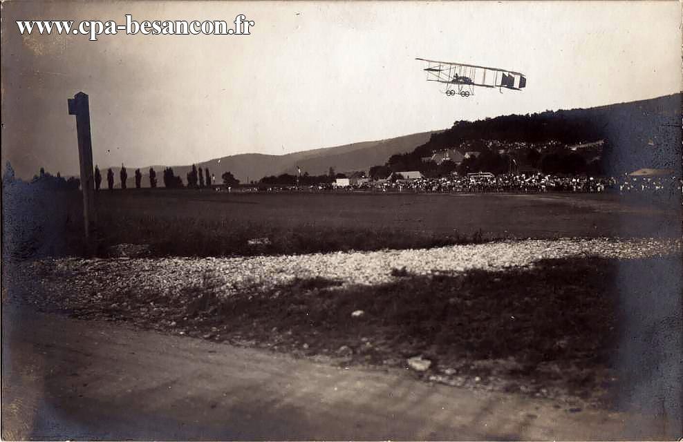 BESANÇON-MEETING des 14, 15 et 16 juillet 1911 - Aérodrome de Palente. - Un vol de l'Aviateur Martinet