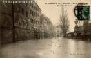 Carte postale ancienne - Les Inondations en 1910 - BESANÇON - Rue de l'Abreuvoir...