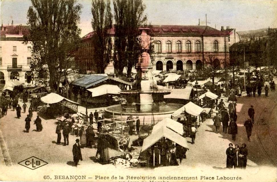 65. BESANÇON - Place de la Révolution (anciennement Place Labourée) un jour de Marché