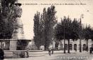 Carte postale ancienne Besançon - Comptoir Général - 6. BESANÇON - Fontaine de la Place de la Révolution et le Musée
