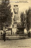 Carte postale ancienne - 85. - BESANÇON-les-BAINS - Fontaine de la Place de la R...