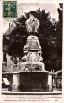 Carte postale ancienne Besançon - ROSE - 7. BESANÇON (Doubs) La fontaine de la place de la Révolution.