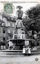Carte postale ancienne - BESANÇON. - Fontaine de la Place de la Révolution.