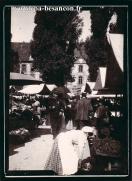 Carte postale ancienne - BESANÇON - Place Labourée, jour de marché