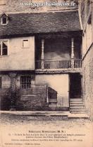 Carte postale ancienne Besançon - Ch. Leroux - Besançon Historique (M. D.) - 83. - Galerie de bois sculptée dans la cour contigüe au temple protestant (ancien couvent des frères Hospitaliers) - Curieuses sculptures, hardiment travaillées dans le style fantastique du XVe siècle