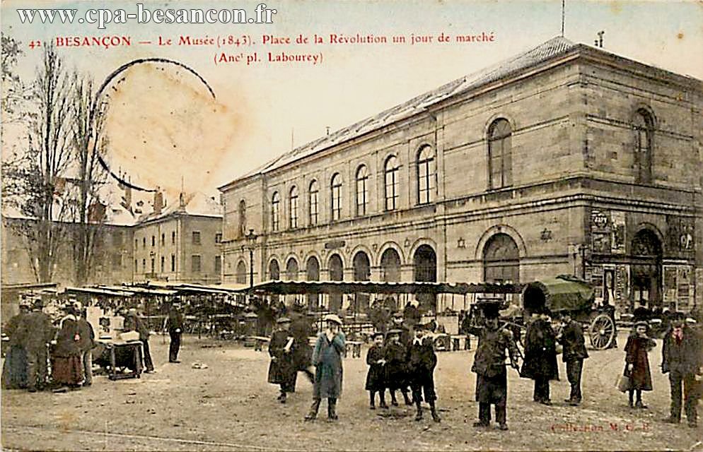 42 BESANÇON - Le Musée (1843). Place de la Révolution un jour de marché (Anct pl. Labourey)