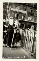 Carte postale ancienne - BESANÇON - Père Noël sur le pont Battant