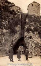 Carte postale ancienne - BESANÇON - Trois soldats devant la Porte taillée - Mars...