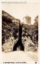 Carte postale ancienne Besançon - ROSE - 15. BESANÇON (Doubs) La porte taillée.