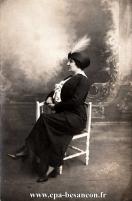 Carte postale ancienne - BESANÇON - Jeune femme assise