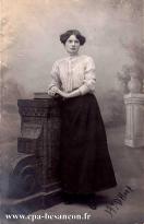 Carte postale ancienne - BESANÇON - Jeune femme