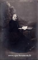 Carte postale ancienne - BESANÇON - Vieille femme assise