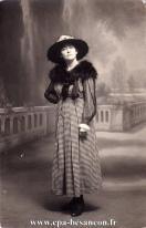 Carte postale ancienne Besançon - E. COSTET - BESANÇON - Jeune femme