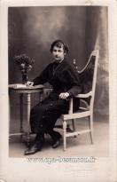 Carte postale ancienne - BESANÇON - Jeune femme assise