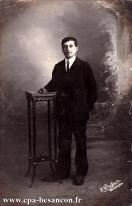 Carte postale ancienne - BESANÇON - Jeune homme