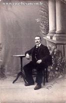 Carte postale ancienne - BESANÇON - Homme assis