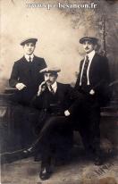 Carte postale ancienne - BESANÇON - Trois jeunes hommes en costume