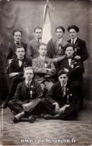 Carte postale ancienne - BESANÇON - Groupe de jeunes hommes autour d'un drapeau.