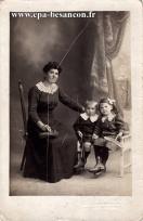 Carte postale ancienne - BESANÇON - Une mère et ses deux enfants