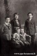 Carte postale ancienne Besançon - L. RACINE - BESANÇON - Mère et ses quatre enfants