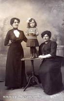 Carte postale ancienne - BESANÇON - Deux femmes et une enfant