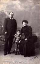 Carte postale ancienne - BESANÇON - Un couple et un enfant