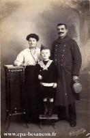 Carte postale ancienne - BESANÇON - Un militaire, sa femme et son fils