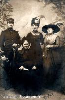 Carte postale ancienne - BESANÇON - Un militaire et trois femmes
