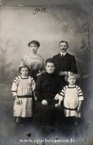 Carte postale ancienne - BESANÇON - Portrait d'une famille