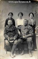 Carte postale ancienne - BESANÇON - 2 soldats et 3 jeunes femmes