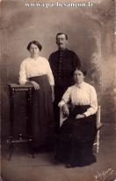 Carte postale ancienne Besançon - A. Dufour - BESANÇON - Deux femmes et un soldat du 47e régiment