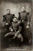 Carte postale ancienne Besançon - D'Hoop - BESANÇON - Portrait de trois soldats du 60e