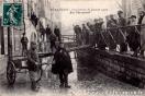 Carte postale ancienne - BESANÇON - Inondations de Janvier 1910 - Rue Champrond