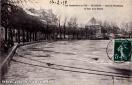 Carte postale ancienne Besançon - L. Mosdier - Les Inondations en 1910 - BESANÇON - Quai de Strasbourg et Tour de la Pelotte
