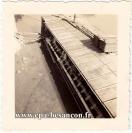 Carte postale ancienne - BESANÇON - Lavandière face à la Tour de la Pelotte - an...