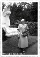Carte postale ancienne - BESANÇON - Square Cusenier - Juin 1933 : jeune femme de...