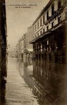 Carte postale ancienne - Les Inondations en 1910 - BESANÇON - Rue de la Républiq...