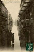 Carte postale ancienne - BESANÇON - Inondations de Janvier 1910 - La Rue de la R...
