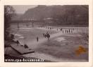 Carte postale ancienne - BESANÇON - Patinage sur le Doubs et le pont du chemin d...