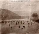 Carte postale ancienne - Besançon - Patinage sur le Doubs à Rivotte - 1912