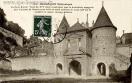 Carte postale ancienne Besançon - I.P.M. - 83. BESANÇON Historique - La Porte Rivotte. Tours du XVIe siècle construitent sous la domination espagnole. Sur le fronton de l'avant-corps brille un soleil emblème de Louis XIV qui fit modifier cet ancien ouvrage militaire.