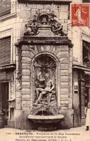 Carte postale ancienne - 159. - BESANÇON. - Fontaine de la Rue Ronchaux - Sculpt...