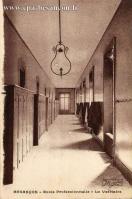 Carte postale ancienne - BESANÇON - Ecole Professionnelle - Le Vestiaire
