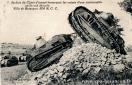 Carte postale ancienne - 1. Section de Chars d'assaut traversant les ruines d'un...